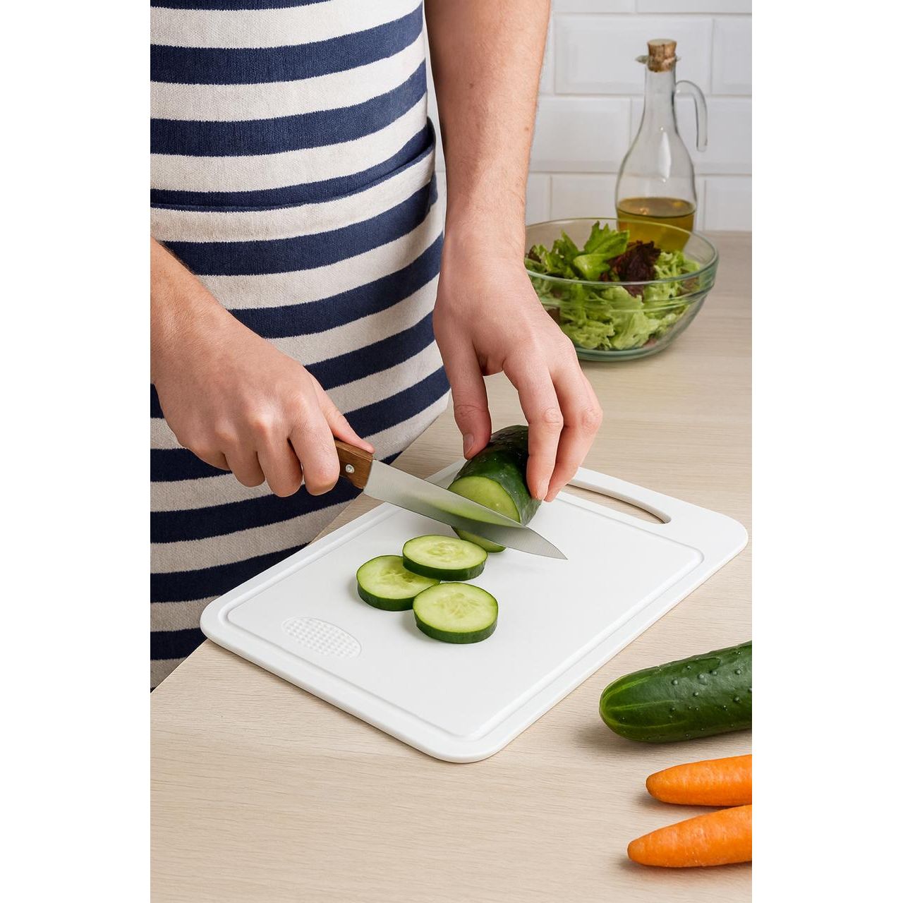 White Cutting Board with Shredder - 32x22cm